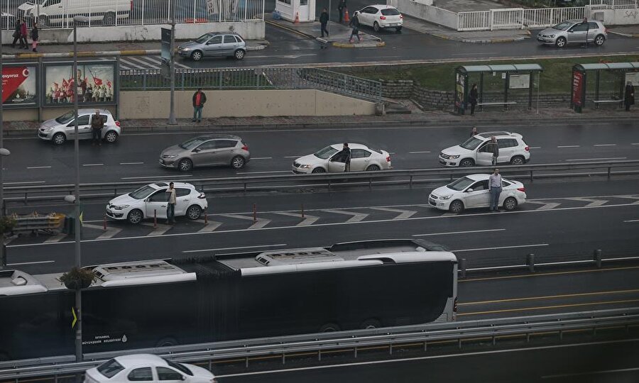 
                                    
                                    
                                    
                                    
                                    İstanbul'da araçlar durdu, sürücüler araçlarından inerek saygı duruşunda bulundu.
                                
                                
                                
                                
                                