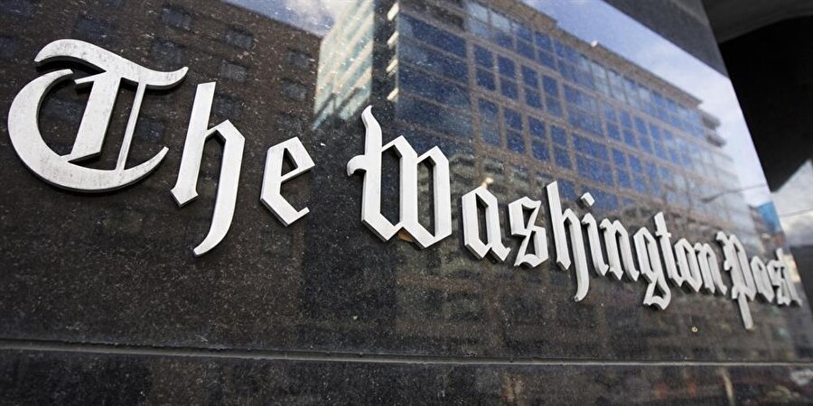 Washington Post
Trump'ın ABD'nin yeni başkanı olarak seçilmesini “Trump, Clinton'ı destansı bir yenilgiye uğratarak ABD'nin yeni başkanı seçildi" başlığıyla gördü.

Washington Post, “Amerikalılar sekiz yıllık ekonomik durgunluktan ve Washington'la aralarında ilişki sorunundan duydukları rahatsızlıkla Trump'ı Beyaz Saray'a yolladılar.” şeklinde kaydetti. Gazete, “Trump'ın zaferi ülkenin geri kalanını unutan Washington'a verilen bir mesajdı ve Başkan Obama'ya verilmiş iyi bir ders oldu.” ifadelerine yer verdi.
