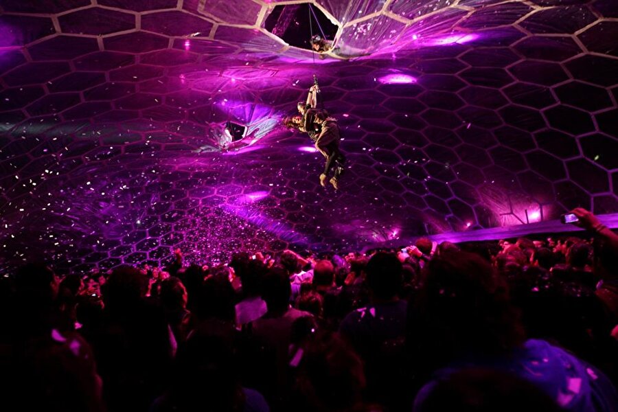 Sanırım en zor kısmı buydu çünkü teknik ekip son derece hassas bir ritimle seti kurmak, kaldırmak ve performansı devam ettirmek zorundaydı. O yıl şovun açılışını Buenos Aires’te yaptık. Sonra zaman geçtikçe şovu zenginleştirdik ve çeşitlendirdik. Bunu daha iyi anlatmak için kendimizi turne sırasında sürekli yeni besteler yapabilen bir müzik grubu olarak gördüğümüzü söyleyebilirim; böylece sıfırdan başlamak zorunda kalmadan performanslarımızı devam ettirebiliyoruz.
