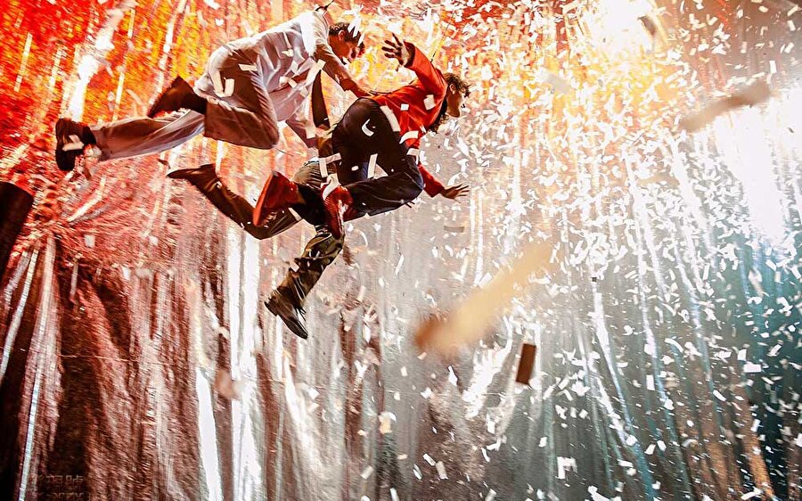 Öncelikle bu muhteşem ve emsalsiz şovu hazırladığınız için sizi tebrik etmek isterim.  En başta bu şovun temelleri nasıl atıldı?

	Fuerza Bruta gibi bir şov hazırlamak yaklaşık 3 yılımızı aldı. Sanatçılarla ve teknik ekiple çalışmak üzere küçük bir oyun olarak başlamıştık ve sonra ortaya çıkanların bir bölümünü küçük bir seyirci kitlesine sunmalarını istedik. İlk iki yıl boyunca, kitleyi şovun önemli bir parçası haline nasıl getireceğimizi anlamaya çalıştık. Üçüncü yılda ise tüm oluşturduklarımız sayesinde metnin son haline ulaşmıştık.
