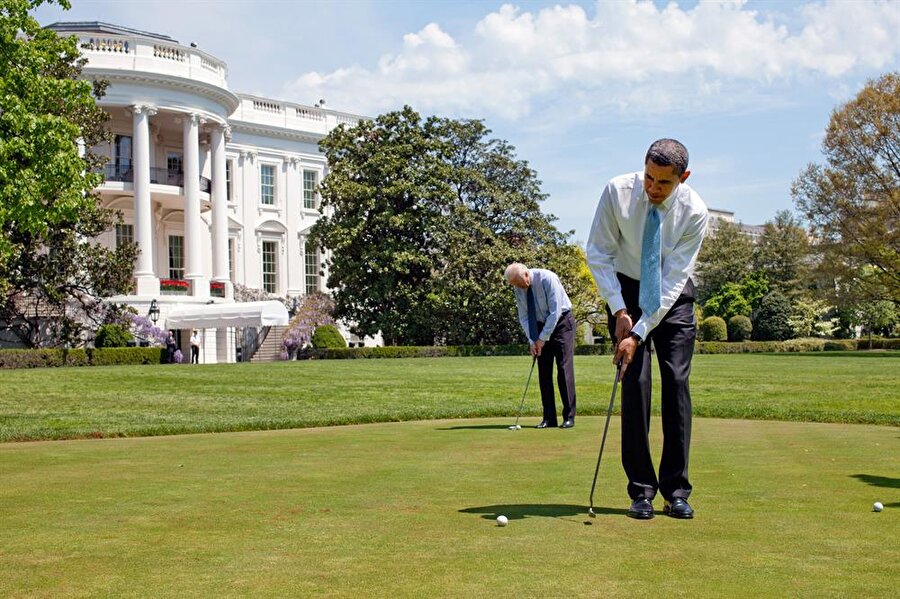 Golf = Obama

                                    Dünya yıkılsa golften vazgeçemeyen Obama için elbet de golfsüz bir emeklilik hayatı da olmayacaktır. Kariyerine aynen devam...
                                