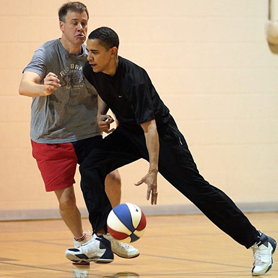 Amerika'nın ata sporu basketbol

                                    Her Amerikalının amatör de olsa illa ki ilgilendiği bir spor dalı olan basketbol için başkan Obama'da kayıtsız değildi. Bu sebepledir ki boş zamanlarından kalan kısımlarında onu basketbol sahalarında ya da Nba maçlarında bulmamız şaşırtıcı olmayacaktır.
                                