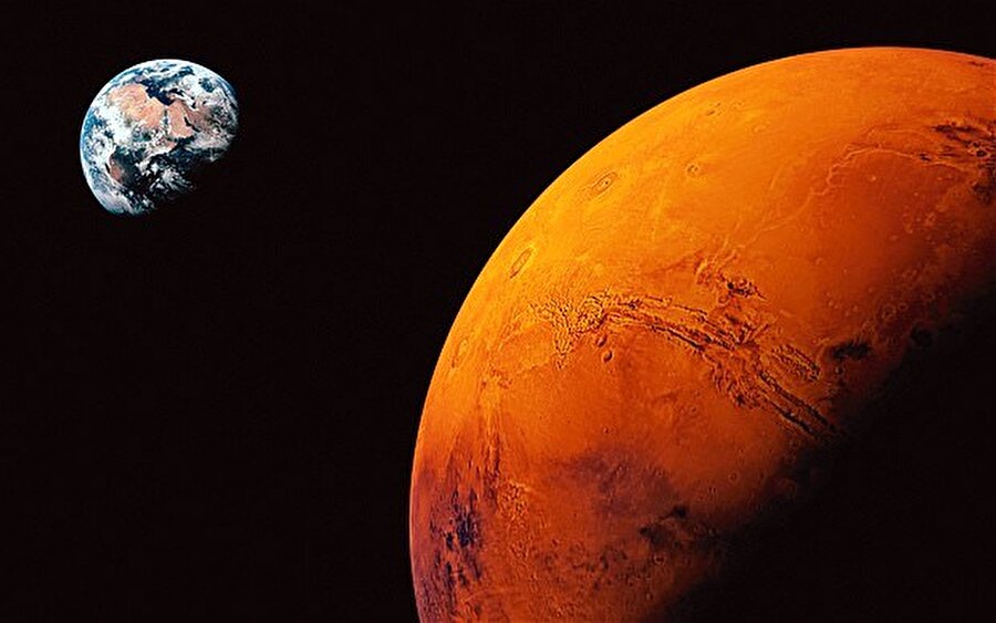 Hayaller gerçek olmak üzere

                                    
                                    
                                    Yüzyıllardır kurulan hayaller gerçek olmak üzere; Mars'a geziler nihayet gerçekleşeceğe benziyor. Space X, Kızıl Gezegen'e ilk turistleri 2022'de göndermeyi planlıyor. Fakat bunun için ödeyecek 10 milyar dolarınız yoksa, Mars'ta ancak sanal bir keşfe çıkabilirsiniz.
                                
                                
                                