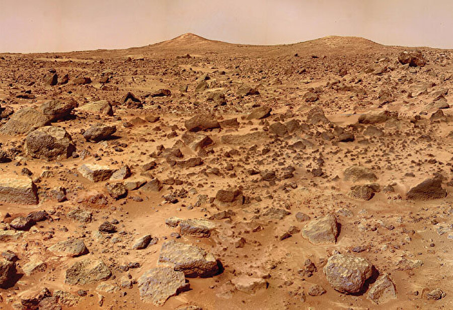 Doğal yaşamı deneyimlemek isteyenlere 

                                    
                                    
                                    Mars'ta doğal yaşamı deneyimlemek isteyenler için en uygun bölge Ekvator. Mars'ta da bilim insanları yıllarca su bulmaya çalıştı ve 2011'de kanyon ve kraterlerden aşağı doğru akan esrarengiz sıvı izlerine rastlandı. Bu tuzlu nehirlerin yeraltı rezervlerinden çıktığı tahmin edilse de, bu durum Mars'ta hayat olduğunun belki de en etkili kanıtlarından biri. 
                                
                                
                                