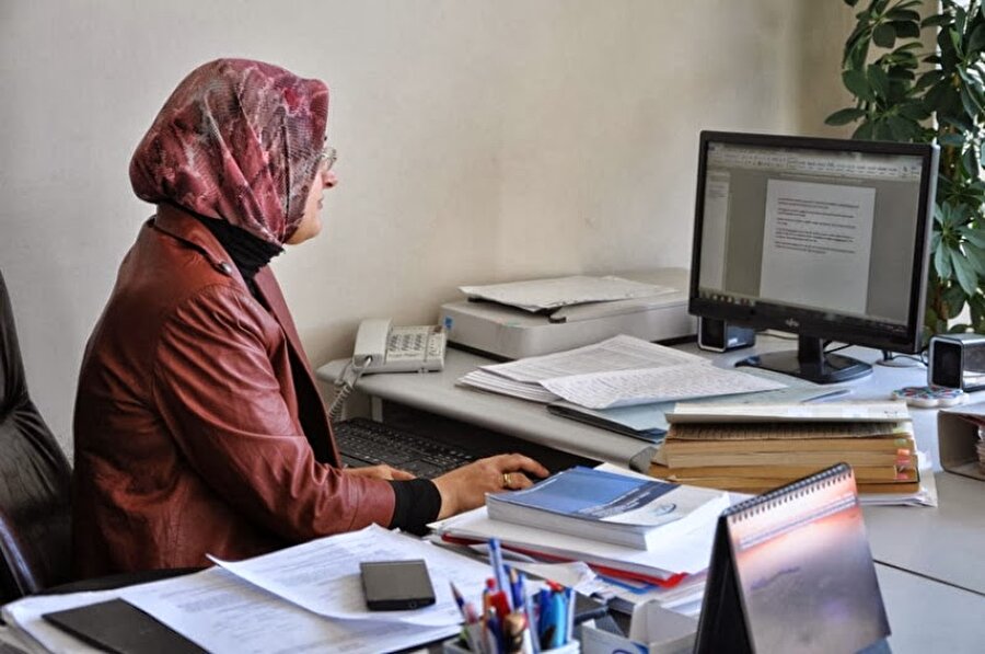 Kadınlar işe başörtüsüyle; erkekler ise kirli sakalla gidebilecek. Erkekler için ayrıca yazları da zorunlu olan 'kravat' takma kuralı kaldırılmış oldu.
Artık Türk Silahlı Kuvvetleri, Jandarma Genel Komutanlığı ve Sahil Güvenlik Komutanlığında çalışan 30 bin sivil memur