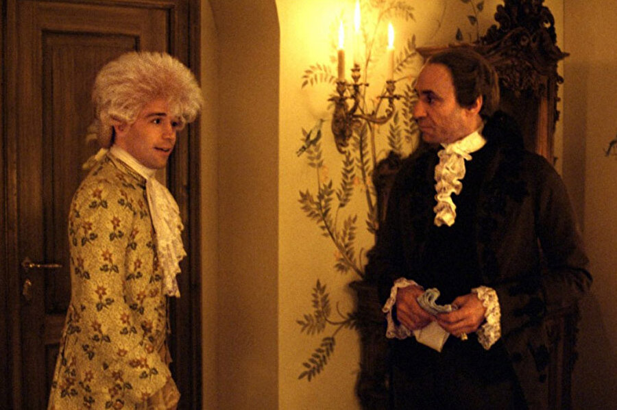Salieri ve Mozart arasındaki ilişki 
Aralarındaki ilişki tamamıyla mesleki rekabetten ibarettir. Nefret noktasına dayanan bir ilişkileri hiç olmamıştır.