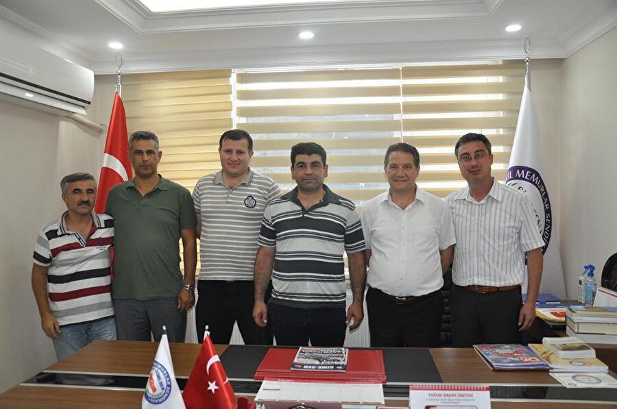 Sivil Memurlar Sendikası Başkanı Serdar Dursun: TSK'da hala bir takım özgürlüklerin önü kapalıydı, sevindik
Sivil Memurlar Sendikası Başkanı Serdar Dursun, "TSK'da hala bir takım özgürlüklerin önü kapalıydı. Bizler kılık kıyafet özgürlüğünün bu kurumlarda da getirilmesi için birtakım görüşmeler yaptık. Yönetmelik değişikliğiyle bizleri sevindirdiler. Askeri kurumlarda çalışan sivil kadın memurlardan isteyen başörtüsü, isteyen başı açık işe gidebilecek. Erkekler, kirli sakala kadar bırakabilecek. Yazları yakası açık gömlekle, kravat ve ceketsiz işe gidebilecek. Ancak kışları kravat ve ceket zorunluluğu tüm memurlar için devam ediyor" dedi.