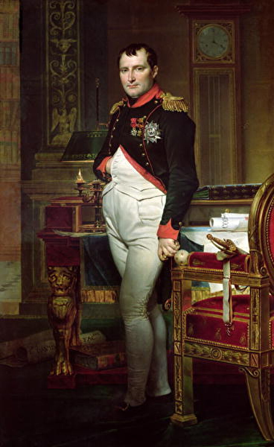 Napoleon kısa boyluydu. 
Tam aksine; 1,70'lik boyu ile dönemin Fransız erkeklerine oranla uzundur.