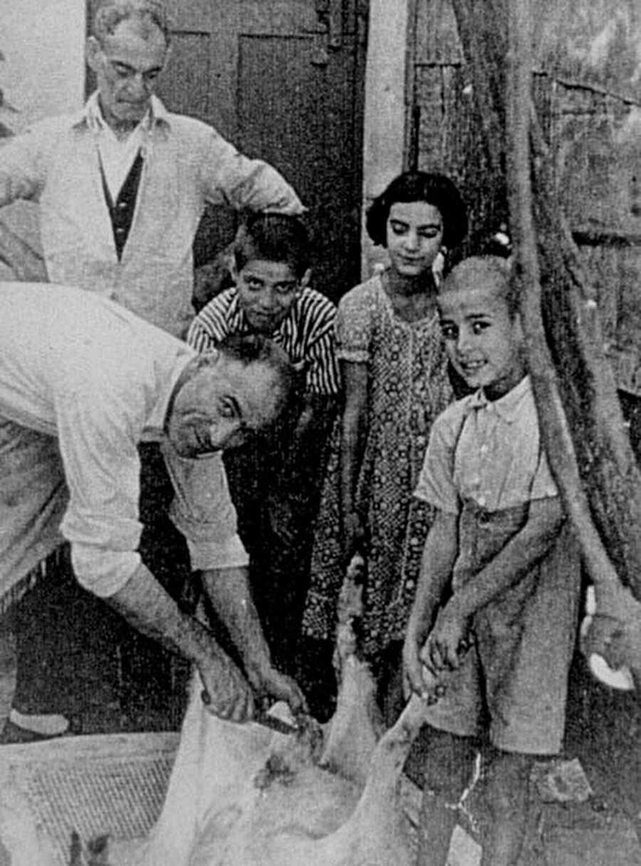 Hakkında kısaca - Hayalleri
Aslen Malatyalıydı.
3 erkek çocuklu bir ailenin oğluydu.
Müjdat Gezen ve Uğur Dündar lise arkadaşıydı.
Okumayı çok severdi ama hep uzatarak okudu. Lise 11 yıl sürdü, üniversite ise aftan yararlanarak.
Hedefinde doktora yapmak da vardı.
En büyük korkusu uçağa binmekti. Bu sebeple ödül törenlerine bile gitmediği olmuştu.
Şakalardan pek hoşlanmazdı.
Rol aldığı ilk film: Tatlı Dillim'dir.
Sadece bir filminde dublaj yapılmıştır: Güllü geliyor Güllü
İlk başrolü Salako filmidir.
Halit Akçatepe ile hiçbir tiyatro oyununda birlikte rol alamamıştır.
Profesyonel olarak rol aldığı ilk oyunda hiç repliği bulunmamaktaydı ve en çok alkışı da o almıştır. Bu başarısıyla Eğilmez'in dikkatini çekmiştir.
Ertem Eğilmez yaşasaydı; Halit Akçatepe ve kendisi üzerinden bir ikili oluşturup film çekme hayali bulunmaktaydı.
Politika konuşmayı sevmezdi.
Asıl hayali sadece tiyatro yapmaktı.
Babası tiyatro yapmasını istemezdi.
Rol aldığı ilk tiyatro oyunu: Zoraki Tabip
Ön ismi Ali olduğu için oğluna da bu ismi koymuştu.
Kızı Ezo ise ismini; Fatma Girik'in rol aldığı bir filmde oynadığı karakterden almıştır.