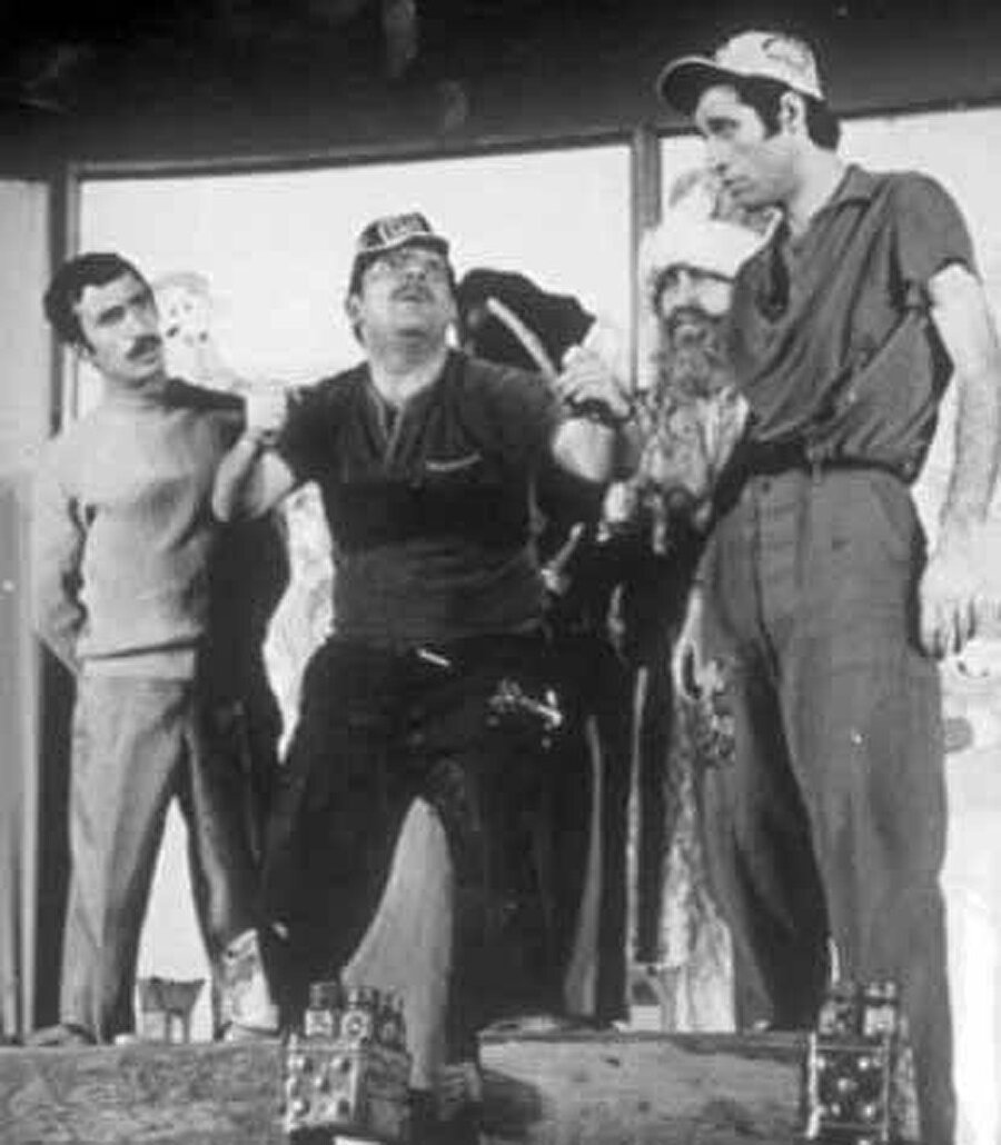 Hayatına dokunan isimler
Ondaki asıl yeteneği keşfeden felsefe öğretmenidir.
Ona bu alanda sahip çıkan ilk isim: Müşfik Kenter'dir.
Sinema adına keşfeden isim: Ertem Eğilmez
Zeki Alasya - Metin Akpınar ve Ayşen Gruda gibi isimler ile ilk kez Devekuşu Kabare adlı tiyatro topluluğunda çalışmıştır
Hababam Sınıfında oynadığı Şaban karakteri kendisi için değiştirilmiş ve bugünkü şeklini almıştır.
Eşi Gül Sunal ile tanışmaya ikna eden isim: Münir Özkul ve Zeki Alasya'dır.