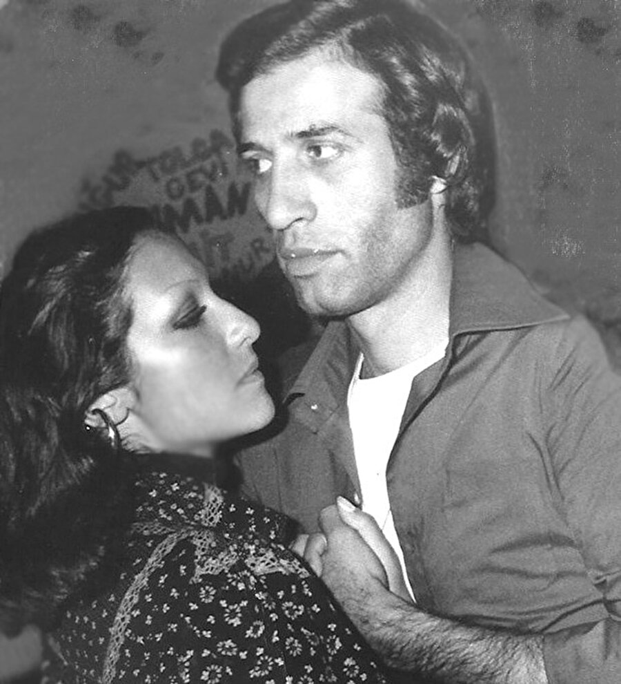 Eşi Gül Sunal ile nasıl tanıştı?
Gül Sunal kısaca şöyle anlatır: "O sahnedeydi, ben seyirciler arasında. Havuz sahnesi var. O havuza girmiş, bekçi geliyor, çamaşırları kucağında duruyor. Yani repliği yok, öylece durduğu bir sahne. Orada göz göze geldik. Sonra... 2.5 sene mektuplaştık.."
Yalnız bu ilk karşılaşmadan sonra bir arkadaş ortamında daha bir araya gelirler. Sonrasında buluşmak için sözleşirler fakat Kemal Sunal bu buluşmaya gitmek istemez. Onu ikna eden Münir Özkul ve Zeki Alasya olur. İkisinin de cevabı nettir:
"Kemal, git tanış o kız ile."