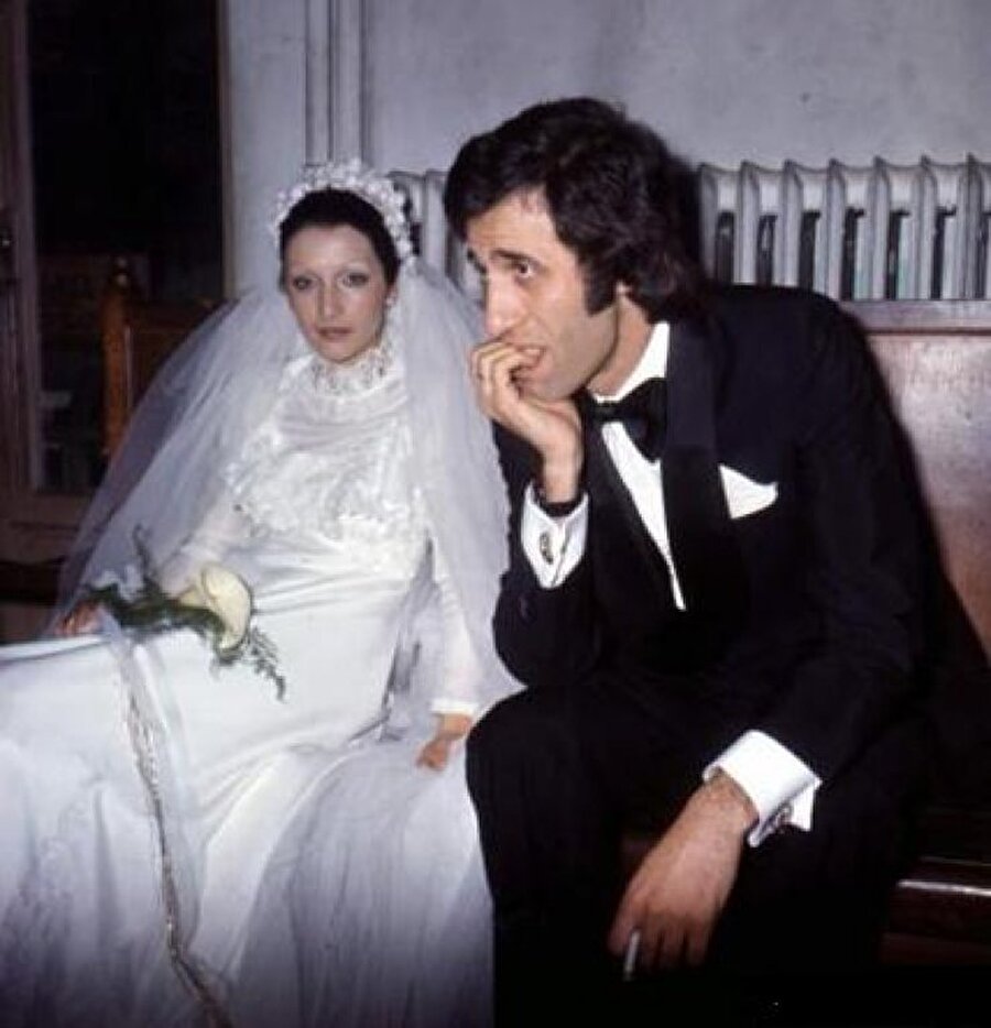 "...Kemal sadece dinler, onunla kavga edilmezdi. Sonra dönüp, “Hadi bi kahve içelim” derdi. Ama benim içimi boşaltmamı beklerdi. Ya da “Bir daha seninle konuşmayacağım” diyerek kapıyı çarpar giderdim. Çarparım, açarım, “Kahve yapayım mı içelim mi?” derdim. Hatalıyım, özür dilerim değil de “Bir kahve yapayım içelim mi?” Birçok şeyin yerine geçen bir cümleydi bu. Bu arada kahveyle işimiz yok, söyleyemediklerimizin bahanesiydi o."