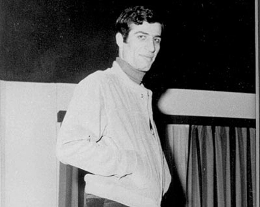 Nasıl bir insandı?
Yakın dostları onu şu cümleler ile anlatır...
Halit Akçatepe: “Rahmetli Kemal Sunal nişanlara, nikahlara gelmez, cenazelere giderdi. Evlendiğim gün gelmedi ama telefon etti hayırlı olsun diye. Seneye çocuk yaparsın kız olursa adını 'Su' koy dedi. 'Su' olarak adını düşünemedim. Okula gidecek dalga geçerler diye. Değiştirelim Günsu olsun adı dedik. Günü yaşamayı severim her şey şu anda. Benim gibi düşünen pek azdır. Günü yaşamazsan neye yarar. Dün geçmiştir gelecek yarındır belli değildir elinde bir tek bugün vardır yaşarsan yaşarsın. Ben resim taşımam bütün resimlerimi de yırtarım. O resme bakınca o günü hatırlayacağım, geçmiş bitmiş .”
"Kemal iyi bir oyuncuydu, sevgi dolu bir insandı. Çok şakacı bir insandı. Ama herkese karşı bunu yapamazdı. Aramızda çok şakalaşırdık. Biri geldiğinde suratını asardı. Ya Kemal biraz gülsün yüzün derdim. Laubalilikten hoşlanmayan bir insandı. ' Güldüğüm zaman hemen cıvıtıyorlar, saçma sapan konuşmalar oluyor, böylesi daha iyi ' derdi. Kemal ile rahat oynanırdı. Karşılıklı bir sahnede oynarken o bana oyun payı verir benim de oyunumu yapmamı beklerdi. Tiyatro da çalışmak kısmet olmadı ama sinemada çok çalıştık. Çok da güzel işler yaptık. Hatta Ertem abi bir ara Kemal ile beni ikili olarak düşünmeye başladı. a
Ama erken gitti."
Emel Sayın: "O zamanlar tığ gibi delikanlı, cepte para çok. Oyuncu bir de, Mavi Boncuk filmini çekiyoruz. Bir gün setten çıktık eve gidiyoruz. Ben Laleli'de oturuyorum. Kemal, benden önce çıktı. Herkes yevmiyesini almış, taksiyle giden gitti, kendi arabasıyla giden gitti. Ben baktım ki Kemal yürüyerek gidiyor; üç kilometre var gideceği yere. Her gün yürüyerek gidip geliyor. Merak ettim, nereye gidiyor bu adam böyle diye. Uzun süre yürüdü,sonra bir bankta bir adam yatıyordu. Kaldırdı adamı, bir şeyler konuştular, sonra cebinden para çıkarıp verdi. Şaşırmıştım. Sonra biraz daha ilerde bir lokantaya girdi, bir şey yemeden çıktı, oraya da para verdiğini görmüştüm…
Bıraktım takibi, banktaki adama yaklaştım: 'tanıyor musunuz o az önce size para veren adamı?' dedim. 'Adını bilmem, sormam da, her gün para verir bana..' dedi. Teşekkür ettim. Az ilerideki lokantaya gittim: 'Az önce gelen beyin borcu mu var size?'dedim. tanımadılar beni: 'Kemal abi'nin mi, yok hayır bize her gün evsizler uğrar, yemek yediririz, o da sağ olsun, onların yemek masrafını öder…'
dedi.. Ertesi gün Kemal'in yanına gittim. 'Sen ne güzel bir adamsın ya..' dedim, ne olduğunu anlayamadı, sarıldım ağladım.. Ölme sen benden önce..' dedim, ama dinletemedim…
"