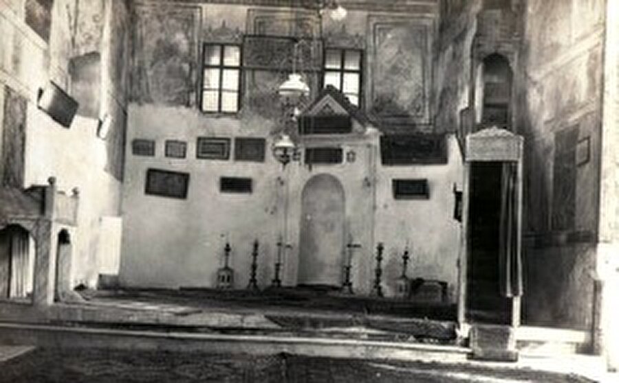 Tarihi Bozdoğan Kemeri'nin doğusunda bulunan camii, Ortodoks kilisesi mimarisine sahiptir.
