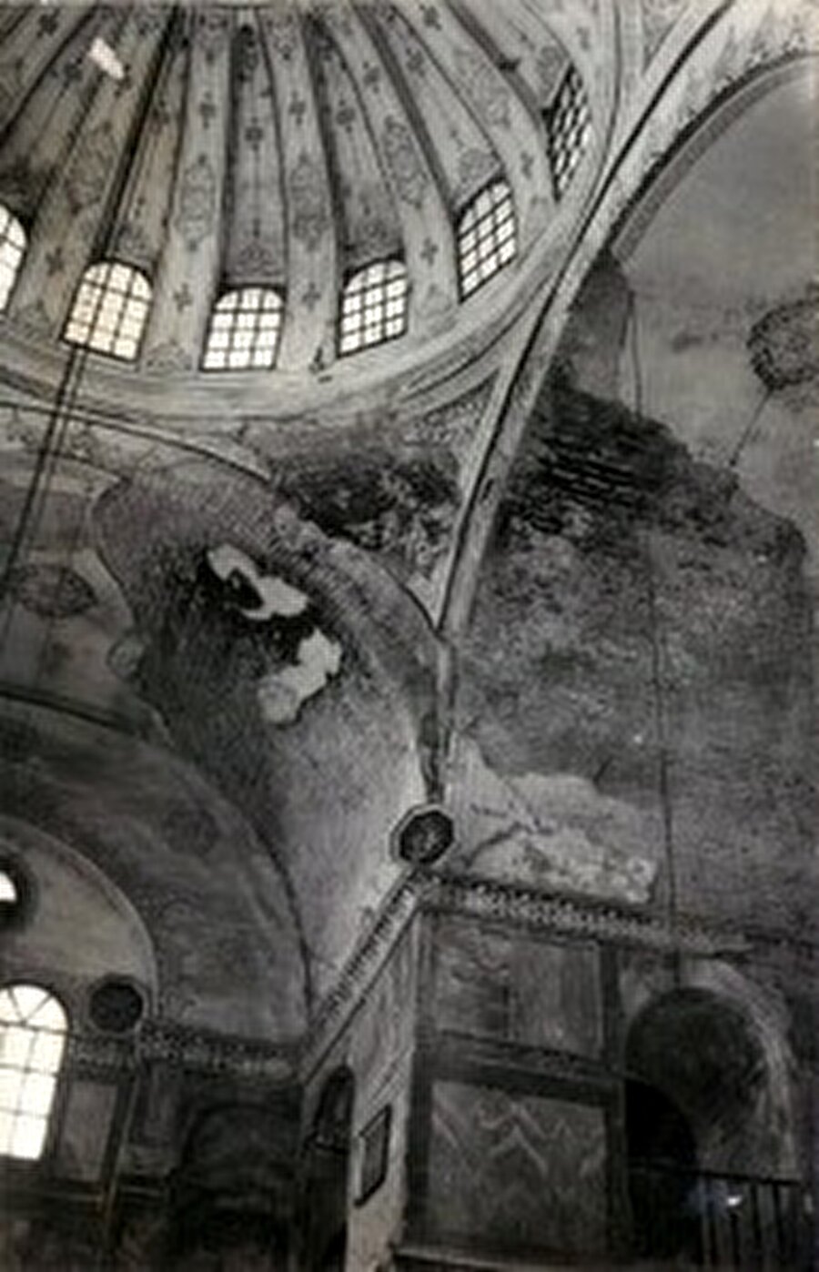 Daha sonra hamam kullanılmaz hale gelince, üstüne bir kilise inşa edilmiş.
