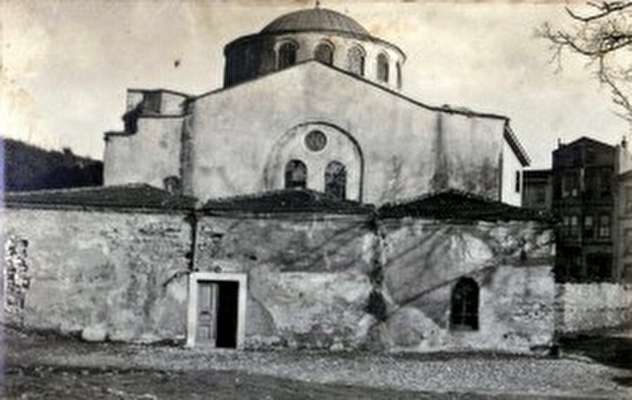 İstanbul'un fethinden sonra Fatih bu yapıyı Kalenderi dervişlerine tahsis edince, burası zaviye(küçük tekke) olarak kullanıldı.
Hatta buradaki ödemeler ve çalışanlara ait bilgiler şu şekilde belirlendi:

1)Bir köşede kanaat getirip oturan, fakirlere hizmet edecek, inancı tam, şeyhe 10 akçe,

2)Zaviyenin işlerine bakan kişiye 5 akçe

3)Cuma namazlarından sonra yapılacak sema meclislerinde Kur'an-ı Kerim'den ve Mesnevi-i Manevi'den parçalar okuyacak olan bir hafıza 1 akçe,

4)Sema meclisinde şiirler okuyacak iki kişi için birer akçe,

5)Semazenlere eşlik edecek 4 çalgıcı derviş için ikişer akçe,

6)Zaviye veya çevresinde oturan dervişler için 40 akçe,

7)Misafir olan ve muhtaç kişiler için de 15 akçe tahsis edilmişti.

Ayrıca, bu camiden ayrı olarak II. Mehmed Han'ın vakfiyesinden İstanbul'daki yetimler için günlük 100 akçe, bütün İstanbul'a da 3.000 akçe ayrılacağı belirtiliyordu. Yetim ve öksüz çocuklara da 15'er akçe dağıtılacaktı.


