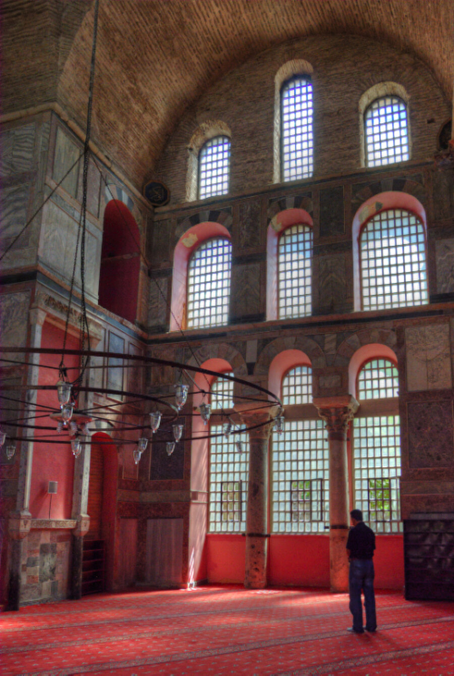 Büyük bir yangında harap olan cami, 1854 yılında tamir edildi. 1930 yılındaki fırtınada ise büyük hasar görerek minaresi yıkıldı.
