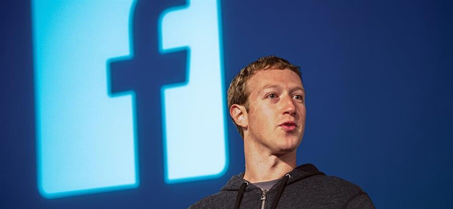 ''Seçmenler kararlarını yaşadıkları deneyimler doğrultusunda veriyor”

                                    Zuckerberg, “Facebook'taki içeriklerin çok küçük bir kısmını oluşturan yalan haberlerin seçimleri etkilediğini söylemek bence çılgın bir fikir. Seçmenler kararlarını yaşadıkları deneyimler doğrultusunda veriyor.” ifadelerini kullandı.

Zuckerberg, katıldığı 
Technomy konferansında şirketinin bilgi ve haber dağıtımı konusunda artan gücüne ilişkin gelen bir soru üzerine bu açıklamada bulundu. Ünlü CEO açıklamasında ayrıca Donald Trump'ın zaferini kabullenemeyenlerin, yeni başkana olan desteği hafife aldığını söyledi. Zuckerberg konuşmasında bir kişinin sadece bazı yalan haberlerden etkilenerek oy verdiğini düşünmeyi “empati eksikliği” olarak tanımladı.
                                