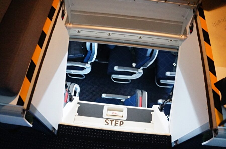 El bagajından giriş 

                                    Boeing 773 gibi bazı modellere giriş, el bagajı bölmesi gibi görünen yerden sağlanıyor.
                                
