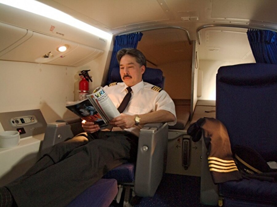 777 pilot bölümü

                                    Boeing 777'de ise pilot bölümünde iki ayrı yatak, iki business class koltuğu, tuvalet ve lavabo bulunuyor.
                                