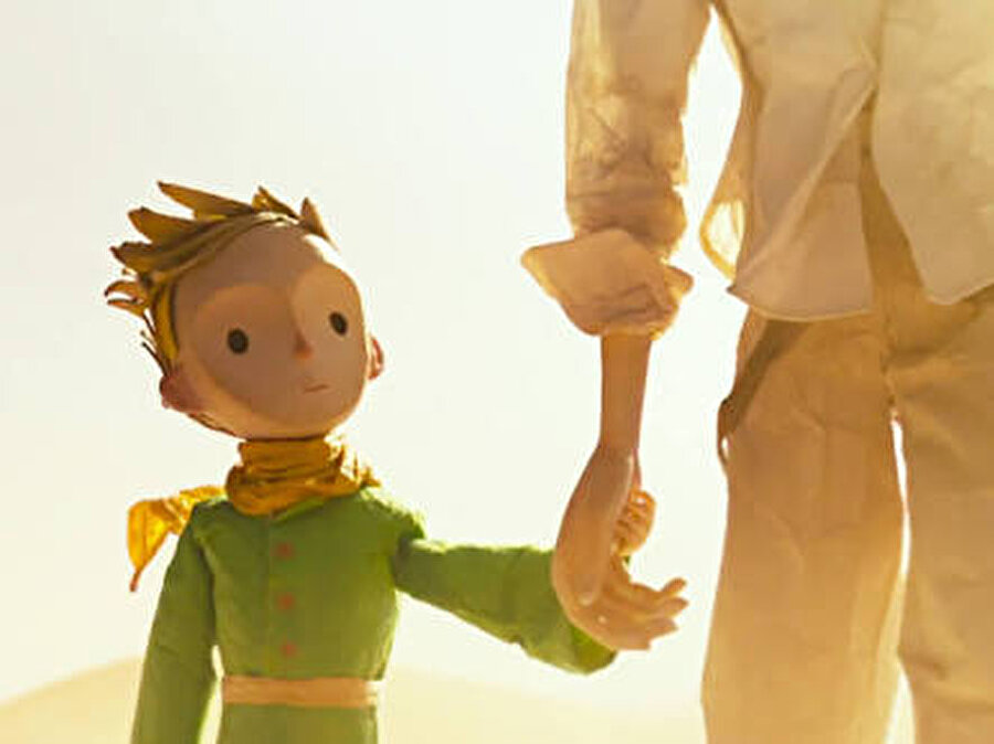 Yuva Yayınları
Küçük Prens'in geldiği gezegenin asteroid B-612 olduğuna inanmak için geçerli nedenlerim var. Bu asteroid, yalnızca bir kere, o da 1909 yılında, bir Türk gökbilimci tarafından teleskopla görülmüş… Bu Türk gökbilimci, buluşunu Uluslararası Gökbilim Kongresi'nde büyük bir gösteriyle sunmuş. Ancak üzerindeki kıyafetler nedeniyle hiç kimse ona inanmamış. Büyükler böyledir işte!
Ama B-612'nin şansına, bir Türk diktatör, karşı çıkanları ölüm cezasıyla tehdit ederek, halkına Avrupa tarzı giyimi dayatmış. Daha sonra o Türk gökbilimci, 1920 yılında bu kez çok şık bir kıyafetle gösterisini yeniden sunmuş. Bu kez herkes onun düşüncesini kabul etmiş!