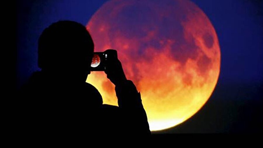 Türkiye'de bu gece gözlemlenecek
Ay'ın gezegenimize en yakın konuma gelmesine 'Süper Ay' adı veriliyor. Bu doğa olayında Ay, normalden %14 daha büyük ve %30 daha parlak şekilde görülecek.14 Kasım 2016 akşamı görülecek olan ay, sadece 2016'nın değil; 21. yüzyılın da en yakın dolunayı olacak.