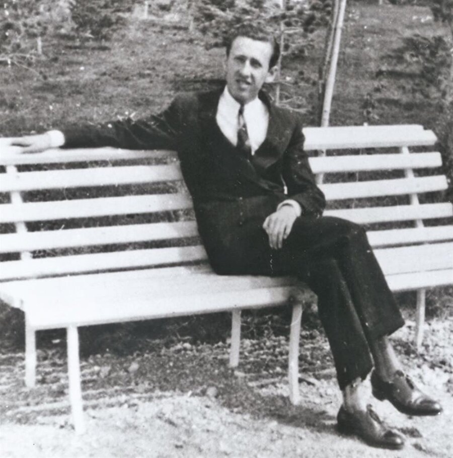 “Gemliğe doğru / Denizi göreceksin; / Sakın şaşırma”
Bu şiir, Garip'te, başlıksız olarak bulunur ve tamamı üç mısradan ibarettir. Yolculuk Gemlik'e doğrudur ve bahsedilen kişi, biri tarafından uyarılır. Peki, insan neden denizi görünce şaşırır ki? Birbiriyle alakasızmış gibi görünen bu dizeler nasıl bir bütünlük oluşturur? Şiirdeki “şaşırma” uyarısının tarihsel bir karşılığı var elbette. Memet Fuat, yolların önceleri daha dar olduğundan bahseder. Bursa'dan Gemlik'e giderken dağların arasından birdenbire denizin göründüğünü, aniden karşılaşılan bu güzelliğin insanı şaşırttığını anlatır. Bu yolu daha önce kullanmış olan yolcuların, bu manzarayla ilk kez karşılaşacak olanları uyarmak amacıyla “şaşıracaksın” dediğini belirtir.
Orhan Veli'nin pek çok şiirinde mizah ve ironi, anlatımın önemli bir özelliğidir. Komik olan, esasında bir yaşam kesiti veya kişi değildir.