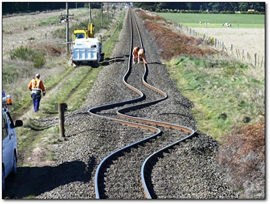 Yeni Zelanda'da bir deprem sonra tren raylarını elleriyle düzelten işçiler. 

                                    
                                    
                                    
                                
                                
                                