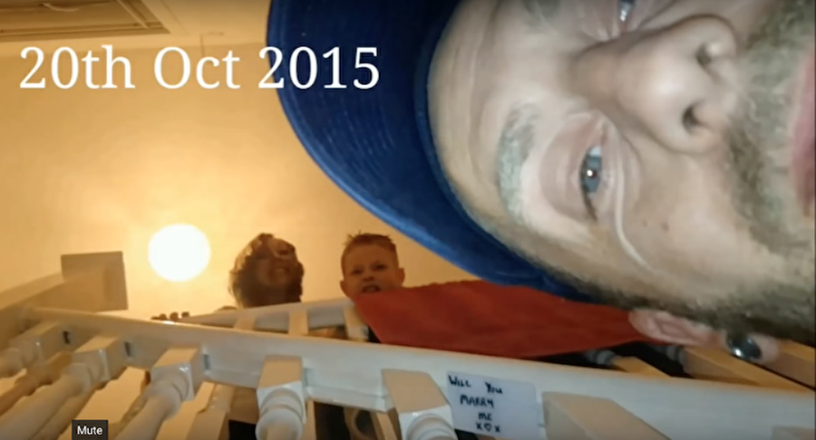 En sonunda kendi aklına gelen bu fikir ile evlenme teklifi eden Ray Smith, aylardır beklediği ‘evet’ cevabını almayı başardı.