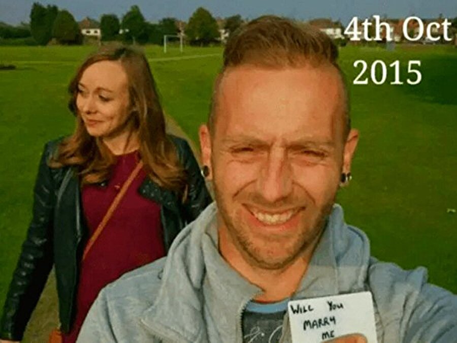 5 ay boyunca sevgilisi ile çekildiği fotoğraflara ‘benimle evlenir misin?’ yazılı notlar gizleyen Smith, çıtayı yine Everest’te çıkardı.