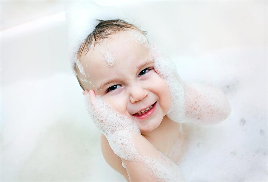 Doğru bildiğimiz yanlış
Duş alırken yüz yıkamak, cildin zarar görmesine neden oluyor. Buhar ve sıcak su gözenekleri açıyor. Vücudunuzu yıkadığınız sıcaklıktaki su ile yüzünüzü yıkarsanız, cildinizdeki yağ tabakası zarar görür.