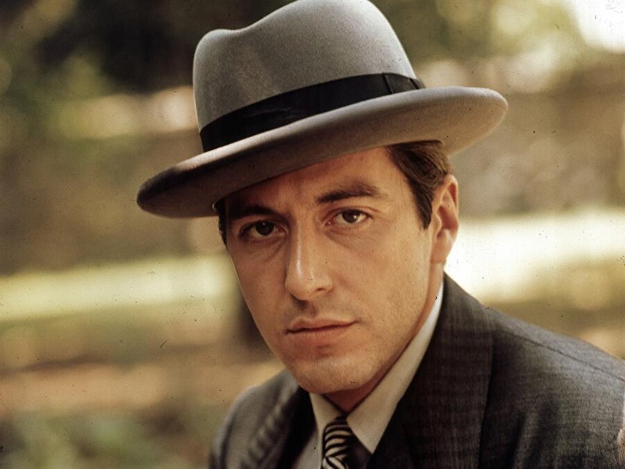 Michael Corleone - Baba
Baba, etrafımızdaki dünyayı algılayışımızı değiştiriyor, aile ve onur kavramlarını benimseyen bir suç dünyasını, geleneğe önem vermeyen bir dış toplumu gösteriyor. Roger Ebert, Michael'ın Amerikan bir yaşam tarzı sürmeyi planlayan bir üniversite mezunundan, babasının varisi ve babası gibi bir katil oluşu hakkında şöyle demiştir: 

"Filmin sonunda kendisi için çalışanlar ve kendisinden korkanlar dışında hemen herkes tarafından terk edilen, yalnız bir adam oluyor. Ama suçu günahı neydi? Bizim hayal veya umut ettiğimiz gibi, cinayet ve yıkım üzerine kurulu kanlı bir işin başına geçmesi değil. Hayır, Michael'ın hatası gururuydu. Babasından almış olması gereken sempatikliği ve ağırbaşlılığı kaybetmişti. Ve insanlığını kaybettiği için acı çekmesi gerekti."
