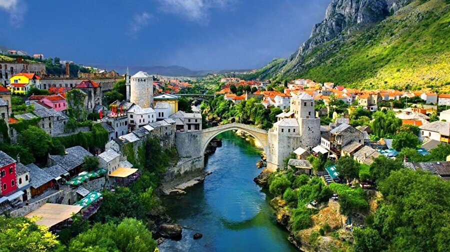 Bir efsane: Mostar Köprüsü

                                    Adına şarkılar, şiirler yazılan, geçirdiği savaşta yıkılıp tekrar inşa edilen Mostar'ın ilk mimarı Mimar Sinan'ın öğrencisi Mimar Hayrettin'dir.

İlk 1566 yılında inşa edilen köprü, 1993'de Boşnak-Hırvat Savaşı sırasında Hırvat güçleri tarafından yıkıldı. Uzun yıllar yıkık kalan köprü 2004'te tekrar onarılıp hizmete sokulmuştur.

                                