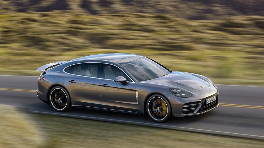 Yeni nesil motor seçeneğinden önce Panamera ve Panamera 4 serisinde yer verilen yeniliklere ve donanımlara göz atalım. Porsche, yeni nesil Panamera ailesinde gerçekleştirdiği yaklaşık 15 cm'lik aks mesafesi artışıyla, kullanıcılara gerek iç hacimde gerekse bagaj hacminde daha ferah ve geniş bir alan sunacak. Evinizdeymiş gibi hissedeceksiniz.