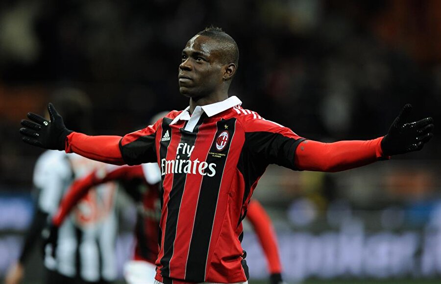 
                                    
                                    Inter'de oynarken bir TV şovunda AC Milan'ın formasını giyip, Milan'ı desteklediğini söyledi.
                                
                                