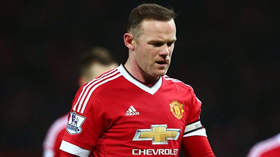 
                                    
                                    Bir restoranda Wayne Rooney'in sevgilisi Jenny Thompson'u gören Balotelli; "Rooney Rooney Rooney" tezahüratlarıyla her yeri inletmişti. Sonrasında kız arkadaşını Rooney'in sevgilisi ile aldattı.
                                
                                