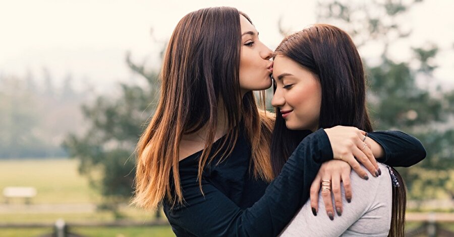 Dertler de büyür
Büyüdükçe dertler de büyür… Aşk acısı, okulda alınan kötü notlar vs vs… Her türlü acıda kız kardeşler birbirlerine destek olur.