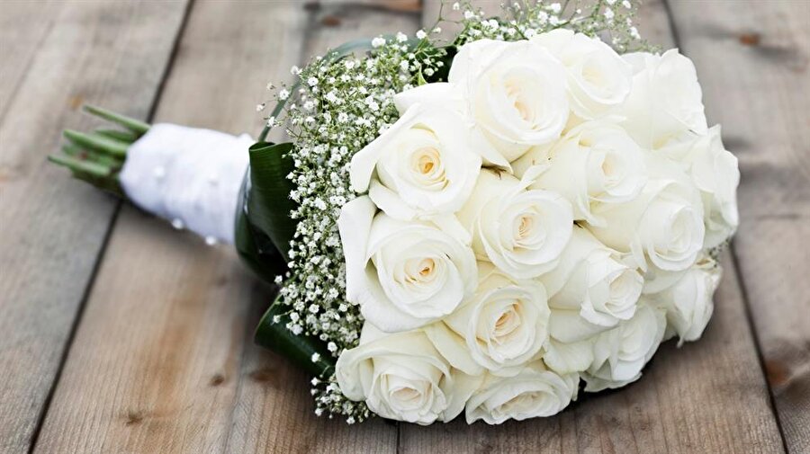 Buruk sevinç
Evdeki ilk düğün ise anne ve babadan daha çok kardeşleri etkiler. Abla, kendi yuvasını kurduysa geride kalan kardeşlerin bir yanı eksik kalmıştır. Belli etmemeye çalışsa da ablaların, hayatları sonsuza kadar bir parça eksilmiştir.