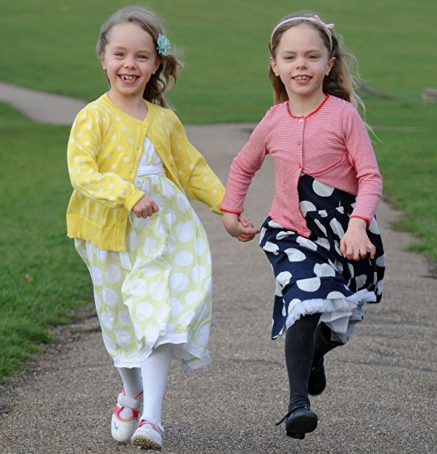 En yakın stil danışmanı
Abla ve kız kardeşler birbirlerinin giysilerini kullanmaya bayılır.