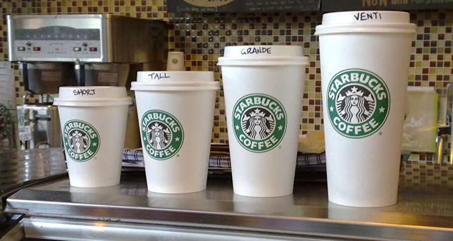 1985 yılında Il Giornale kahve dükkanları zincirini kuran Schultz, birkaç yıl sonra Jerry Baldwin ve Gordon Bowker'dan Starbucks'ı satın aldı ve İtalyan kültüründen esinlenerek kurduğu Il Giornale kahve dükkanları yola Starbucks ismiyle devam etti.