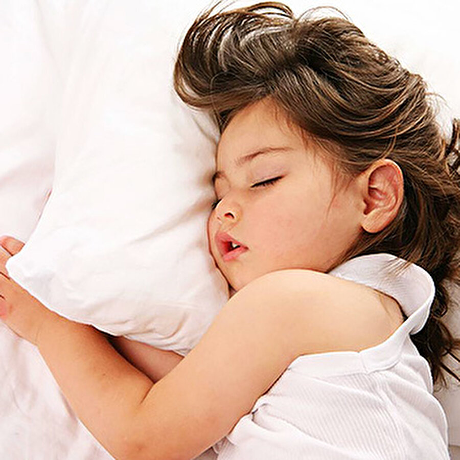 Çocuklar için sağlıklı uyku sanal ortamdan uzak 
Yetişkinlere göre çocukların uyku ihtiyacının daha fazla olduğuna işaret eden uzmanlar, çocukların 2 yaşında bölünmüş halde günde yaklaşık 18 saat uyuduğunu, okul çağına geldiklerinde ise sürenin 7-8 saate kadar düştüğünü söylüyor. Yine de onlar için en sağlıklı uyku saatlerin dışında, sanal ortamdan uzak olmak. Onları uyumaya yakın telefon, tablet ve bilgisayarlardan uzak tutmaya özen göstermek gerekiyor.