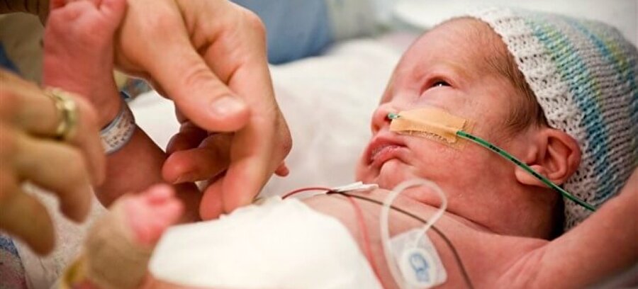 Prematüre doğum nedenleri

                                    
                                    
                                    Prematüre doğumun çok sayıda nedeni olabilir. Ana rahmindeki bebek, rahim ve plasentayı üçlü bir ünite olarak kabul edersek bu ünitenin her bir üyesine ait sorunlar ayrı ayrı prematüre doğum nedeni olabilir.
                                
                                
                                