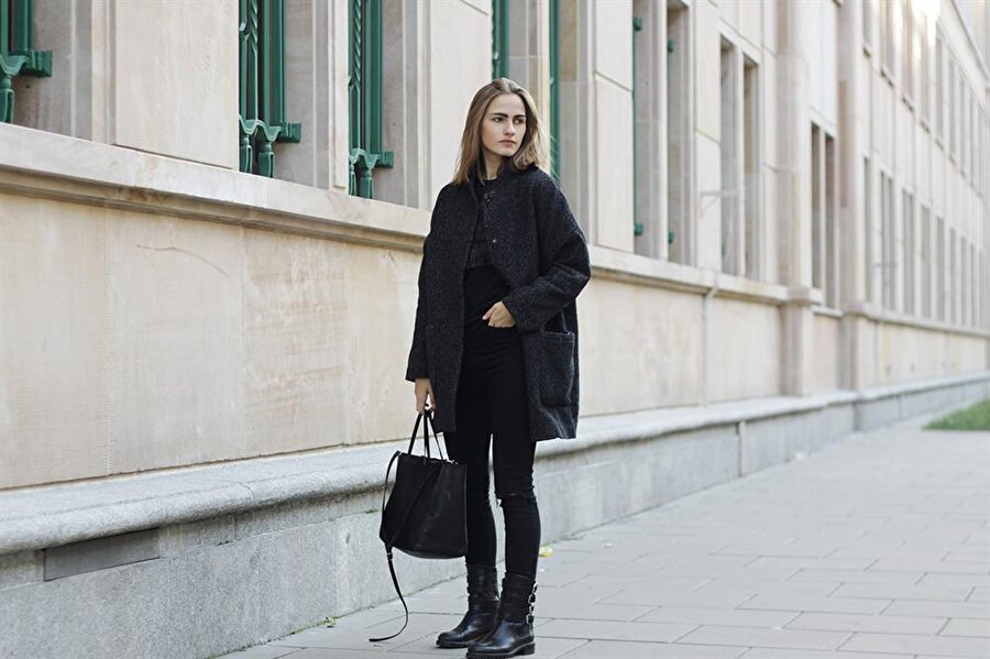 Garip gelebilir
Sizi ilk kez görenler, siyahın asaletini güzel taşıdığınızı söyleyebilir. Ancak birkaç gün üst üste sizi görenler sürekli olarak siyah giymenizi garipseyebilir.