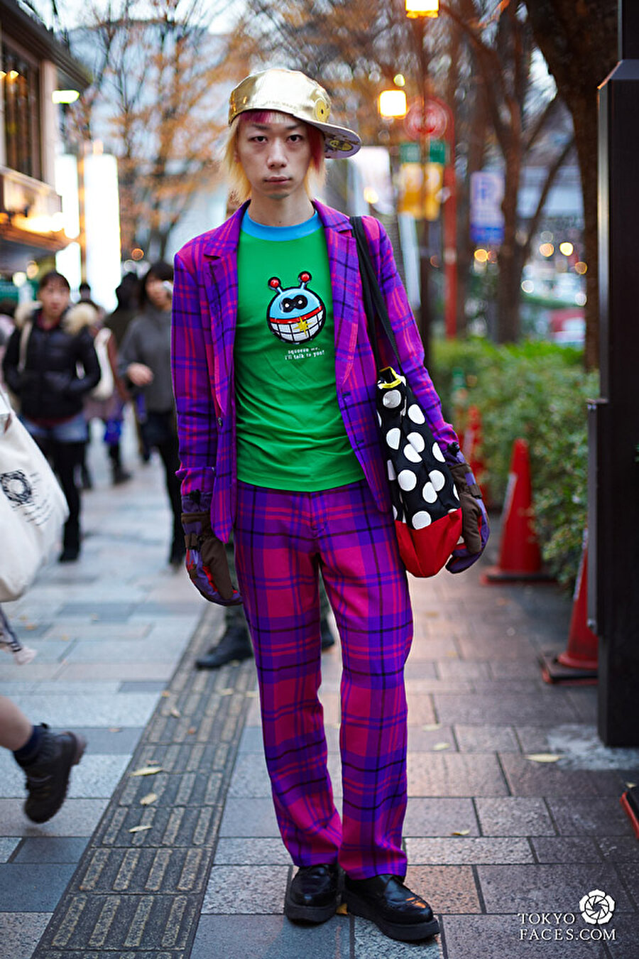 'Olmadı bu'
Hayatının merkezine siyah rengi yerleştirenler, renkli bir kıyafet giydiğinde kendini palyaçoya benzetir.