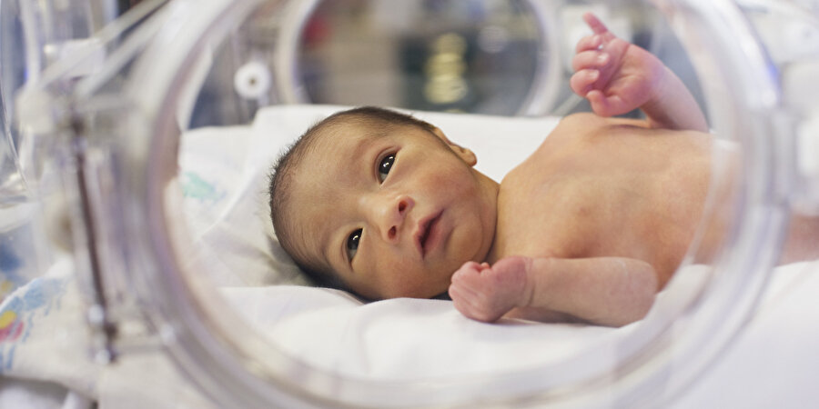Prematüre bebek nedir? 

                                    
                                    
                                    
                                    
                                    
                                    
                                    Normal gebelik süresi 9 ay 15 gün; yani 38 hafta ile 42 hafta arasında sürer. Gebelik 37 haftadan önce sonlanırsa, doğan bebeğe prematüre denir.
                                
                                
                                
                                
                                
                                
                                