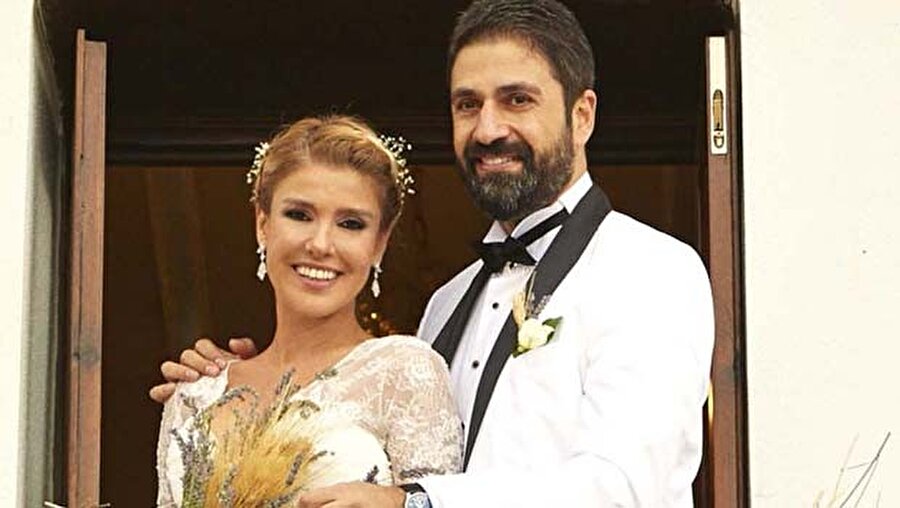 2 yıldır evliler

                                    Ergen, yaklaşık sekiz yıl evli kaldığı Mustafa Erdoğan'dan ayrıldıktan sonra televizyoncu Erhan Çelik ile 2014 yılında evlendi.
                                