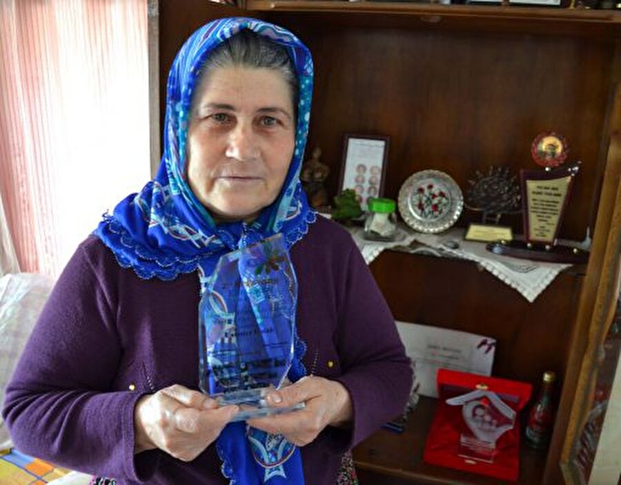 Ödülleri
-Adana Uluslar Arası Tiyatro Festivali Ödülü
-Ankara Uluslar Arası Tiyatro Festivali Ödülü
-Darüşşafaka Eğitim Kurumları Girişimcilik Ödülü
-Bornova Uluslar Arası Kadın Sanatcıları Festivali Ödülü
-Toros Koleji Eğitime Destek Ödülü
-Sivil Toplum Örğütleri (kader) Kadında Şiddete Hayır Destekleme Ödül
-Mersin Sanayicileri ve İşadamları Derneği (MESİAD) Yılın Sanat Ödülü
-TİKAV- 2012 Anneler Okulu projesine destek ödülü
-New York Avrasya Film Festivali: Sinemada En İyi Kadın Sanatçı ödülü. Samsun sivil toplum örgütü girişimcilik ödülü