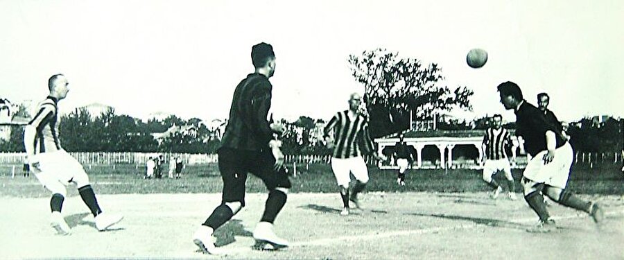 Soru: Fenerbahçe ile Galatasaray arasındaki ilk derbi hangi tarihte oynanmıştır?

                                    
                                    
                                    Cevap: 17 Ocak 1909
                                
                                
                                