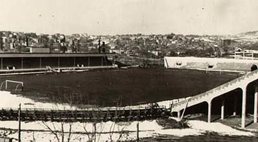 Soru: Fenerbahçe – Galatasaray rekabetinde tribünlerin en boş olduğu maça kaç seyirci gelmiştir?

                                    
                                    
                                    Cevap: 14 (1922, İttihatspor Stadı)
                                
                                
                                