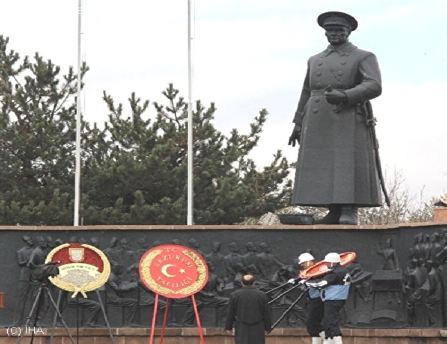Şehrin 'iklimine' bağlı olarak tasarlanan Atatürk Anıtı

                                    Misal, Erzurum'daysanız, Atatürk Anıtı üzerinde uzun bir palto göreceksiniz.
                                